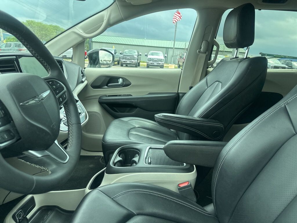 Used 2024 Chrysler Pacifica Touring L Minivan/Van