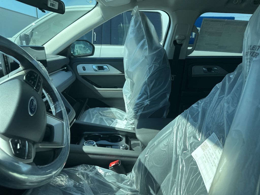 2025 Ford Explorer photo 2