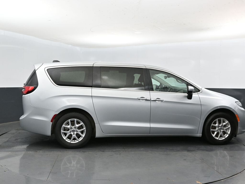 Used 2023 Chrysler Pacifica Touring L Minivan/Van