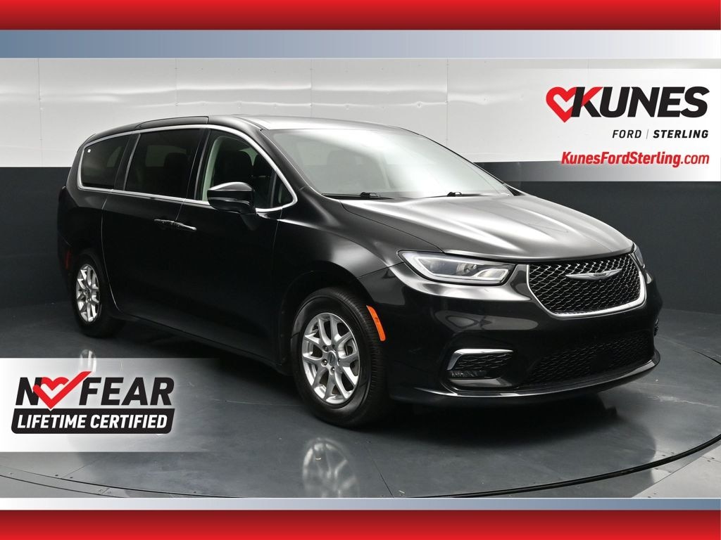 Used 2024 Chrysler Pacifica Touring L Minivan/Van