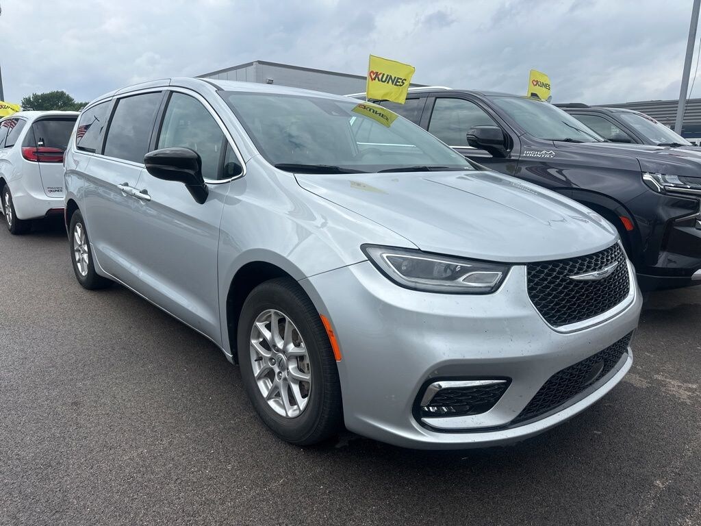 Used 2024 Chrysler Pacifica Touring L Minivan/Van