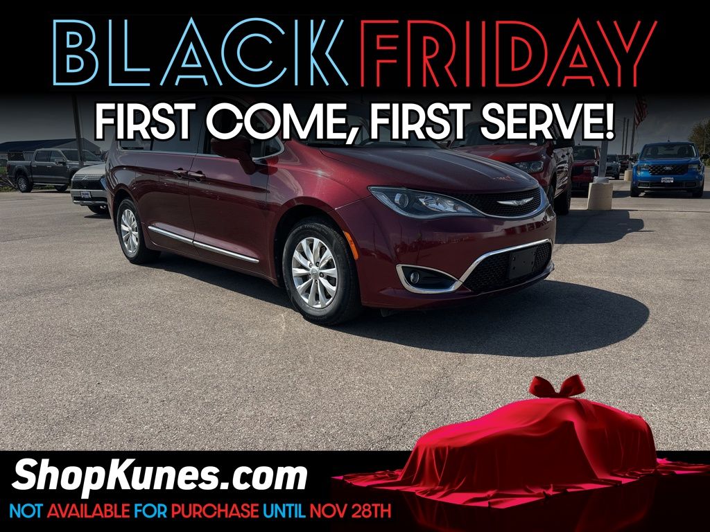 2017 Chrysler Pacifica Touring-L's photo