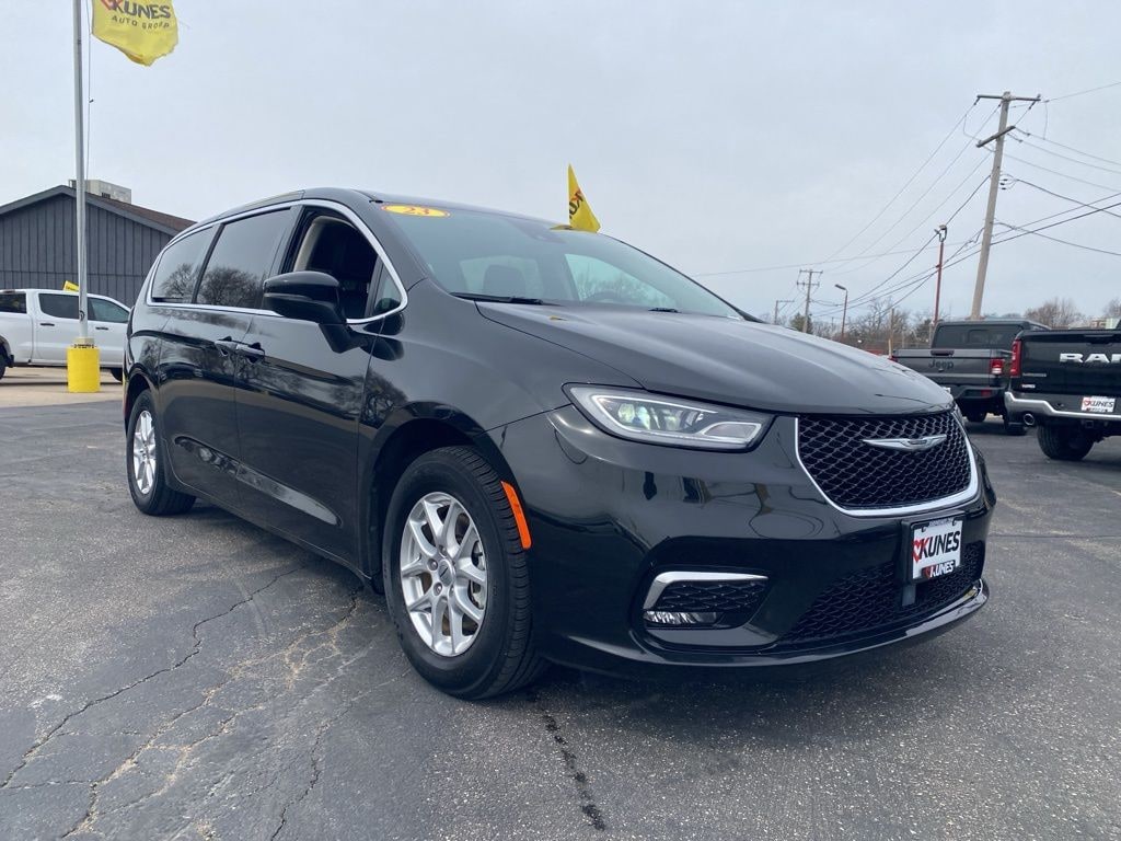 Used 2023 Chrysler Pacifica Touring L Minivan/Van