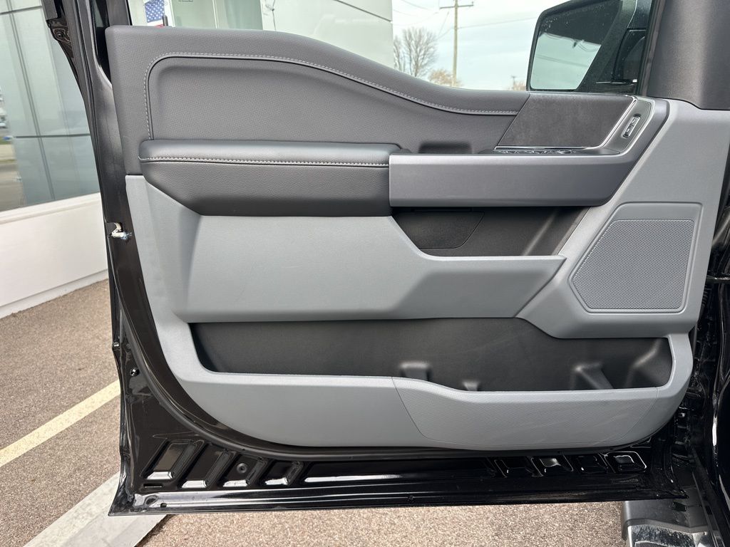 2025 Ford F-150 XLT photo 2