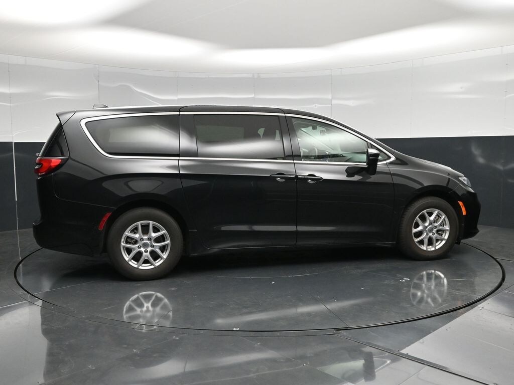 Certified 2023 Chrysler Pacifica Touring L Minivan/Van