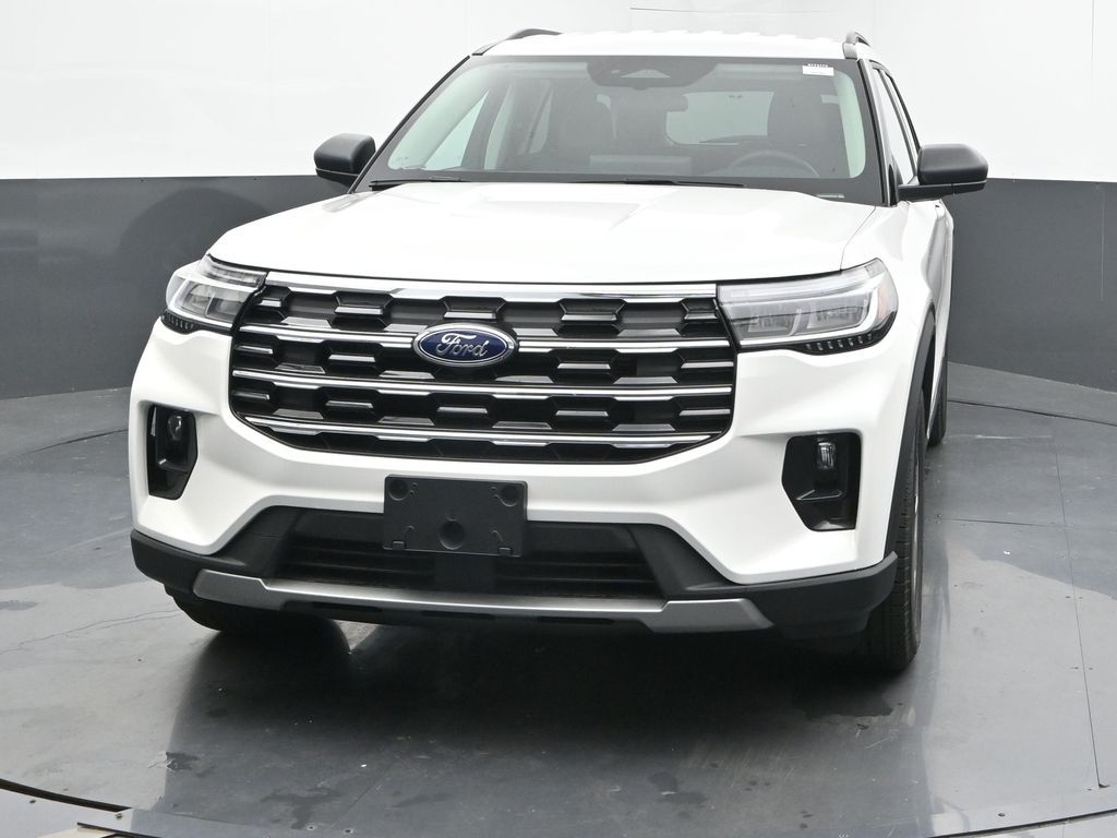 2025 Ford Explorer photo 2