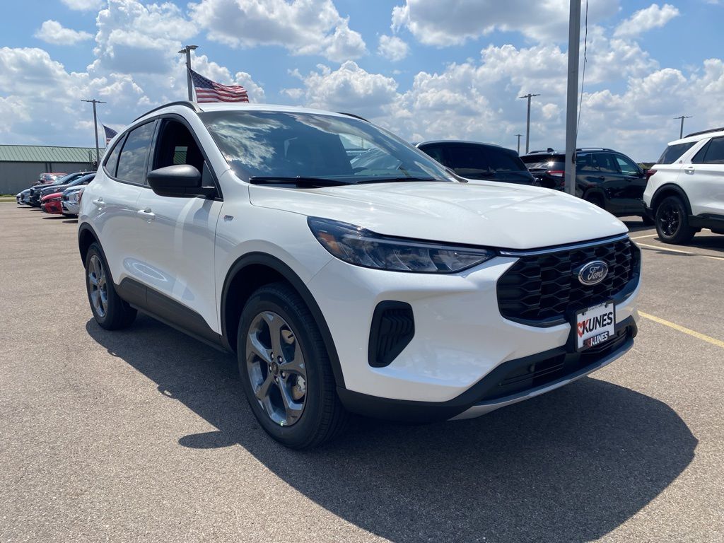 2025 Ford Escape ST-Line photo 2