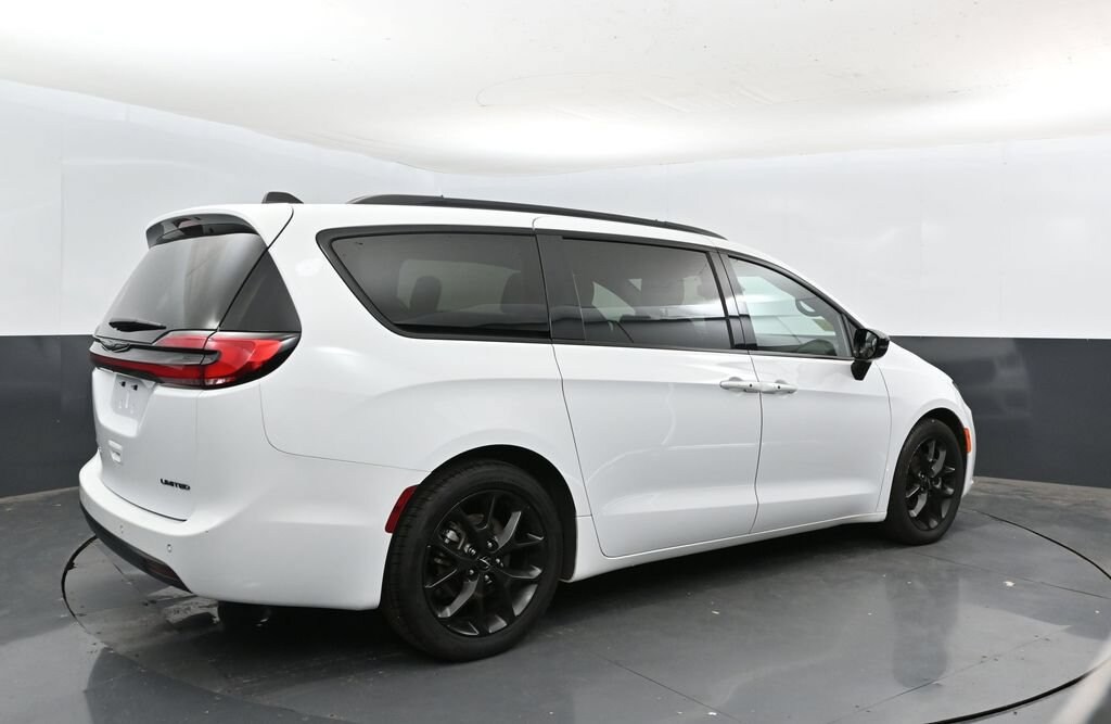 Used 2025 Chrysler Pacifica Limited
