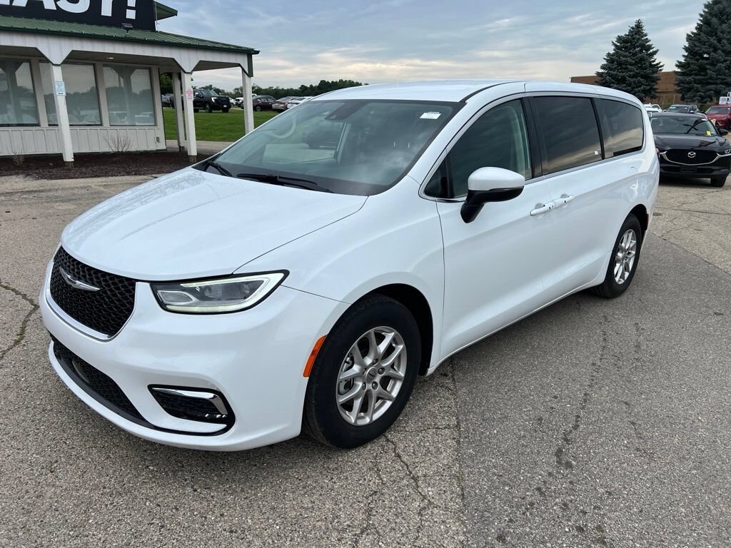 Used 2023 Chrysler Pacifica Touring L