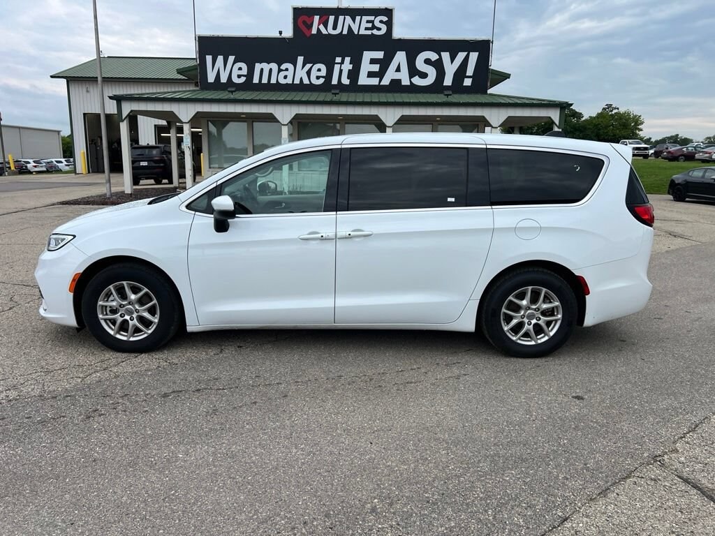 Used 2023 Chrysler Pacifica Touring L