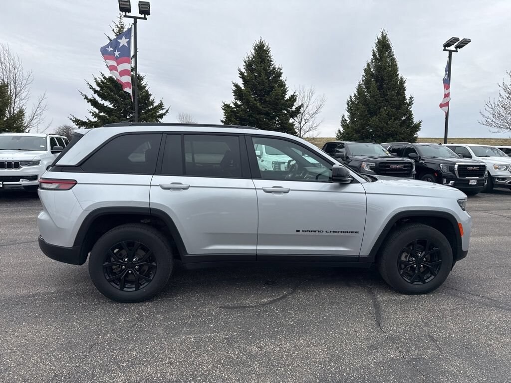 Used 2025 Jeep Grand Cherokee Altitude