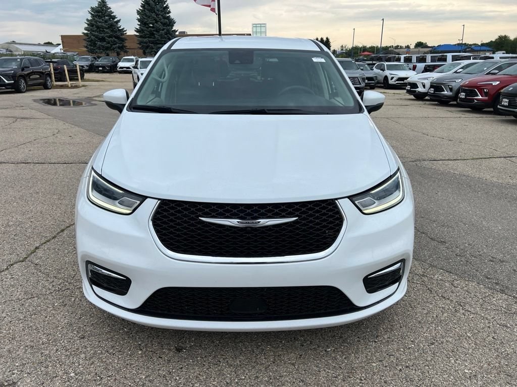 Used 2023 Chrysler Pacifica Touring L