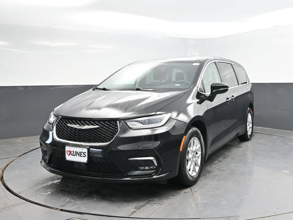 Used 2024 Chrysler Pacifica Touring L