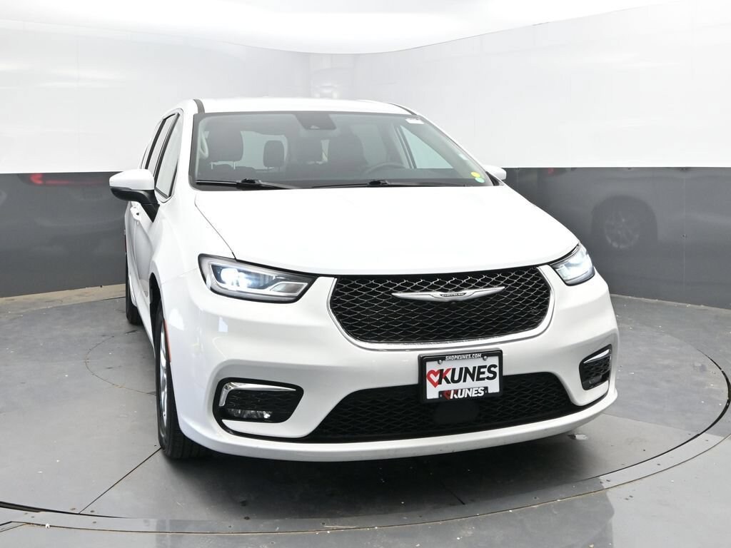 Used 2023 Chrysler Pacifica Touring L