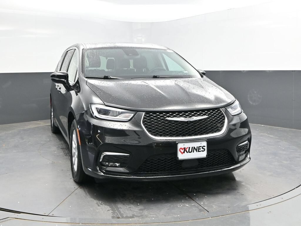 Used 2024 Chrysler Pacifica Touring L