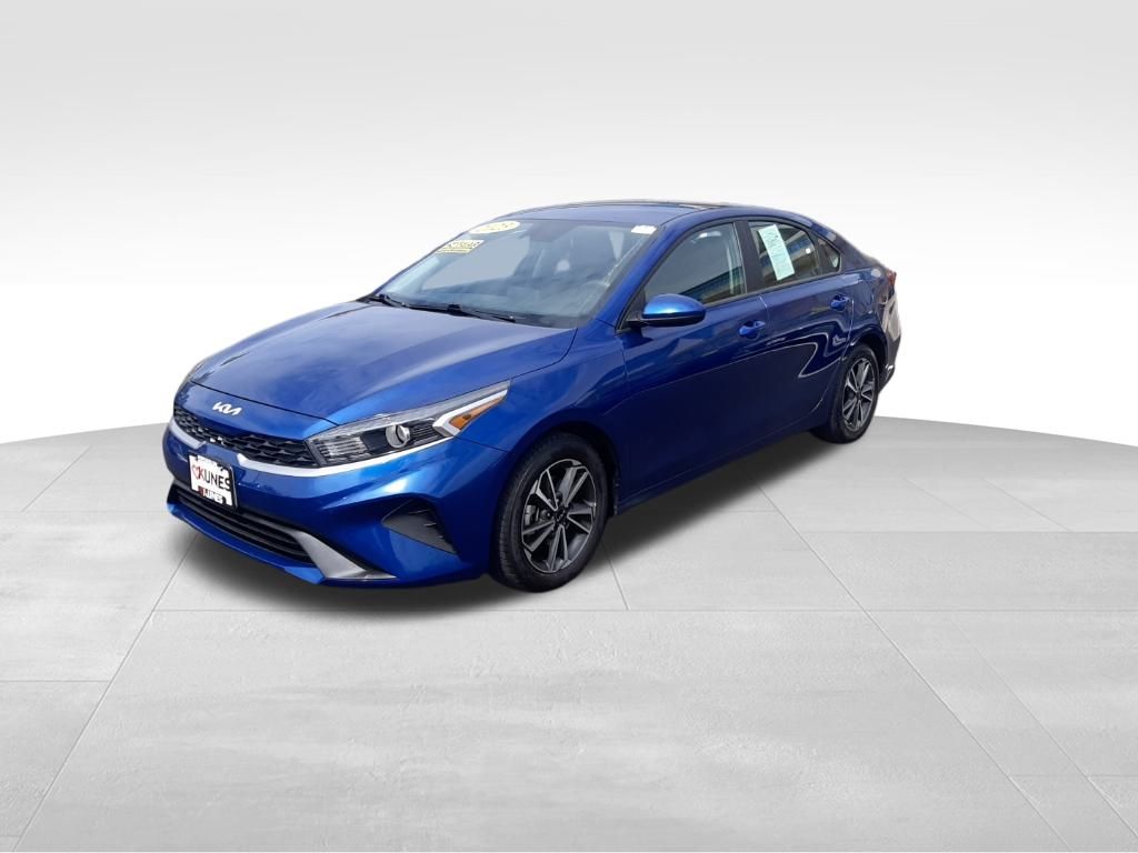 2023 Kia Forte LXS photo 3