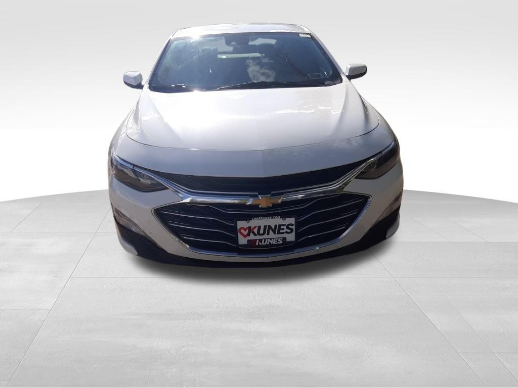 2024 Chevrolet Malibu 1LT photo 2