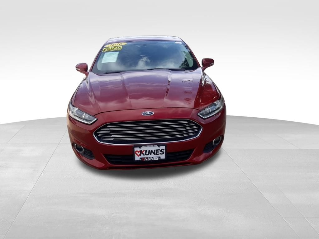 2016 Ford Fusion SE photo 2