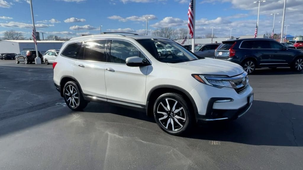 Used 2019 Honda Pilot Touring with VIN 5FNYF6H67KB037547 for sale in Sycamore, IL