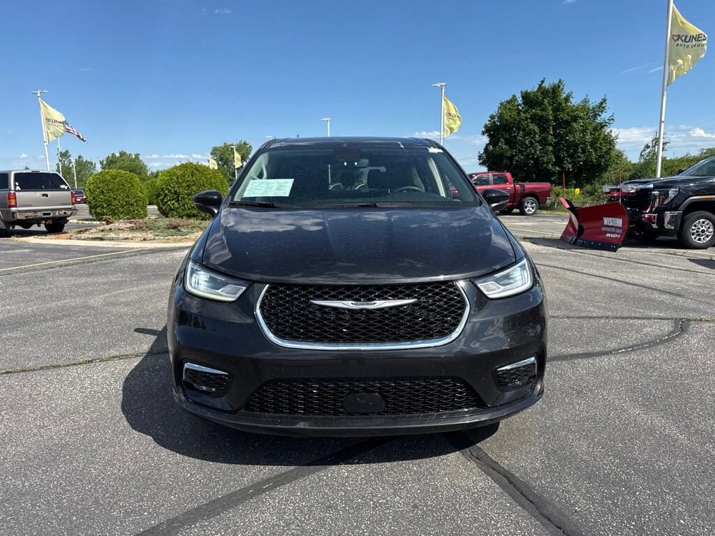 Used 2023 Chrysler Pacifica Touring L