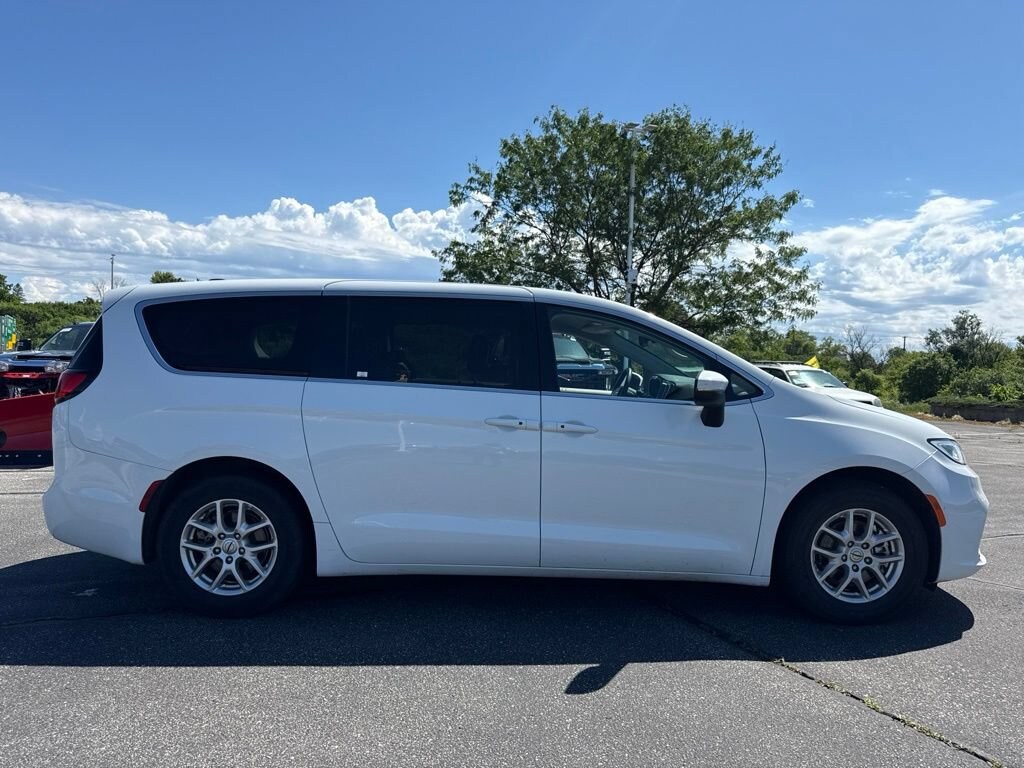 Used 2023 Chrysler Pacifica Touring L