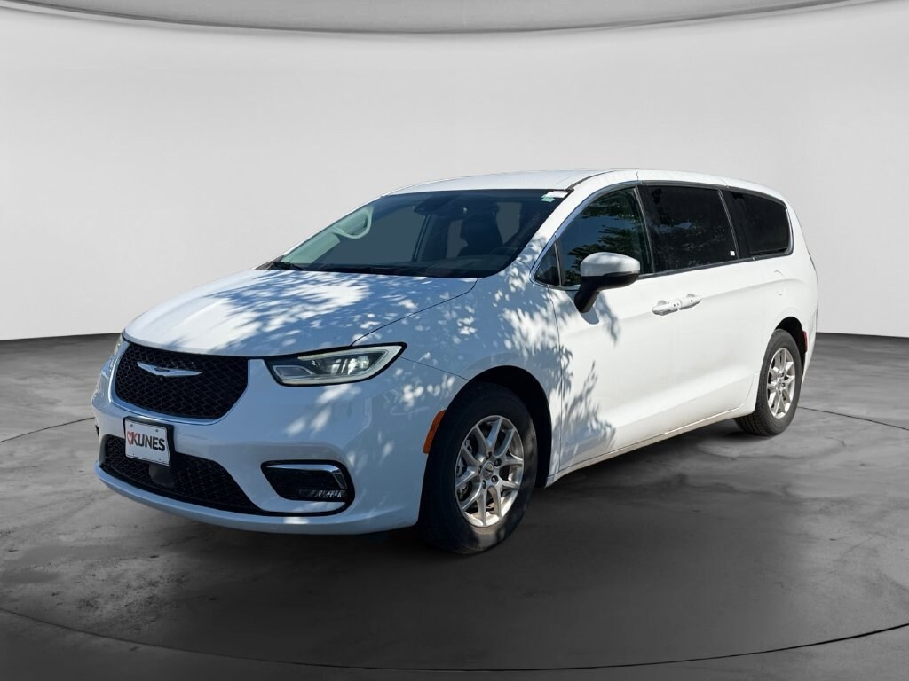 Used 2023 Chrysler Pacifica Touring L