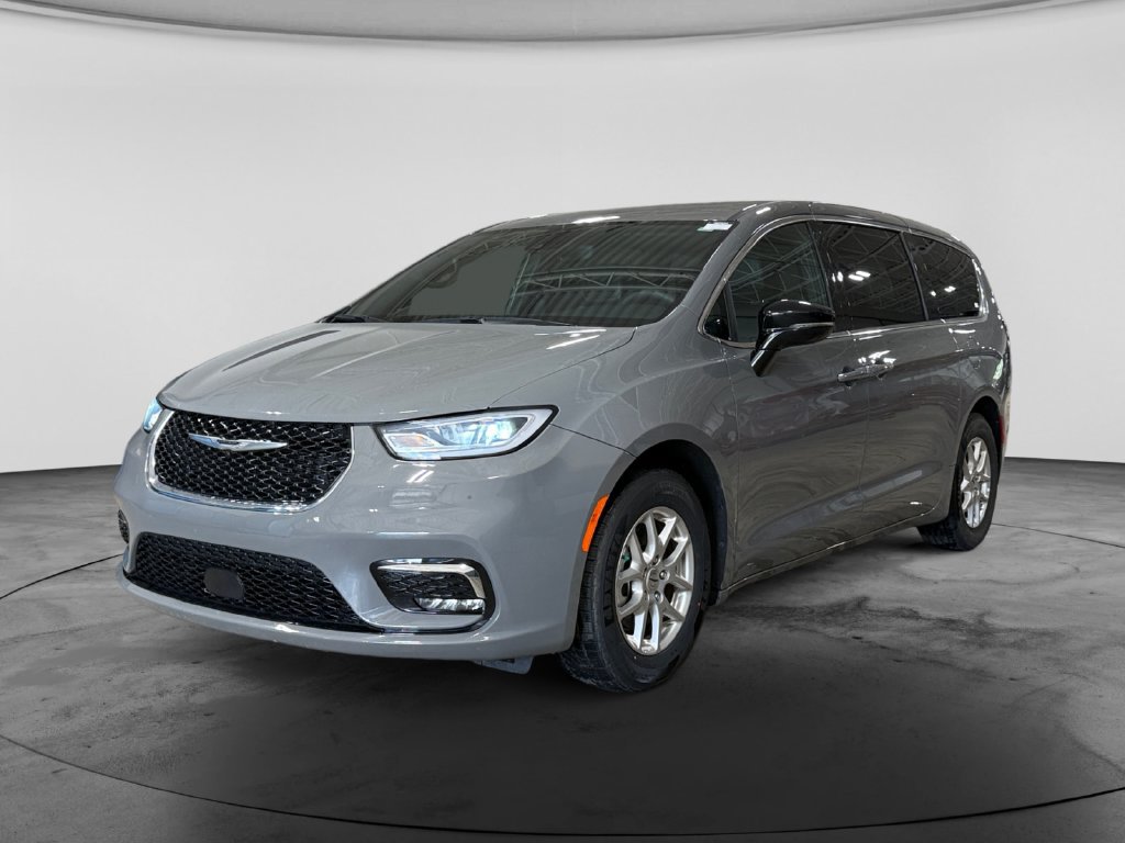 Used 2025 Chrysler Pacifica Select