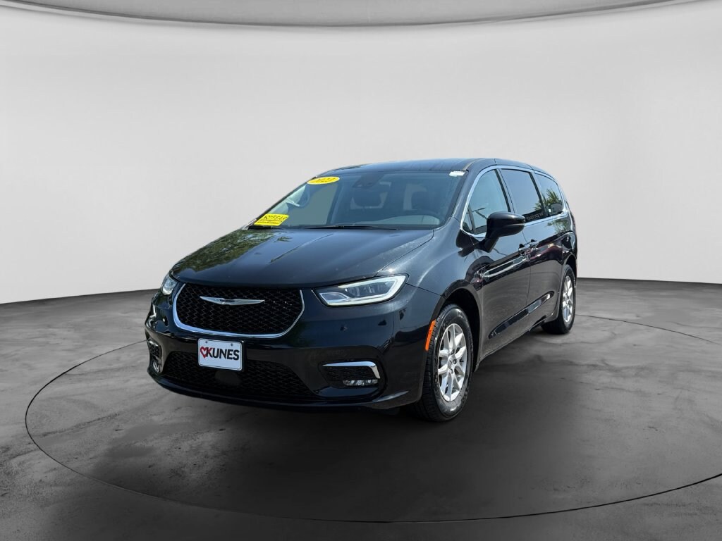 Used 2023 Chrysler Pacifica Touring L
