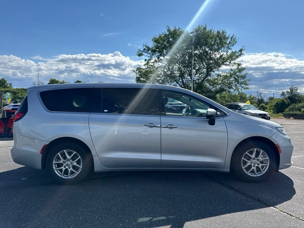 Used 2023 Chrysler Pacifica Touring L