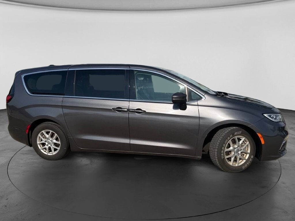 Used 2023 Chrysler Pacifica Touring L