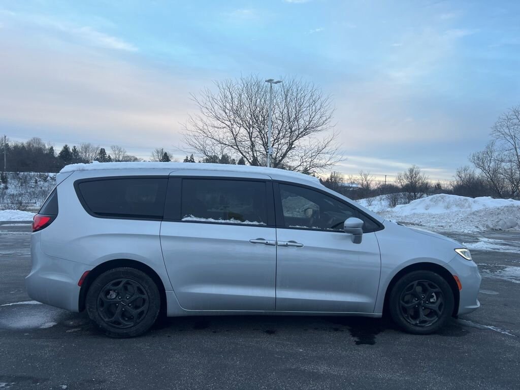 Used 2022 Chrysler Pacifica Hybrid Touring L