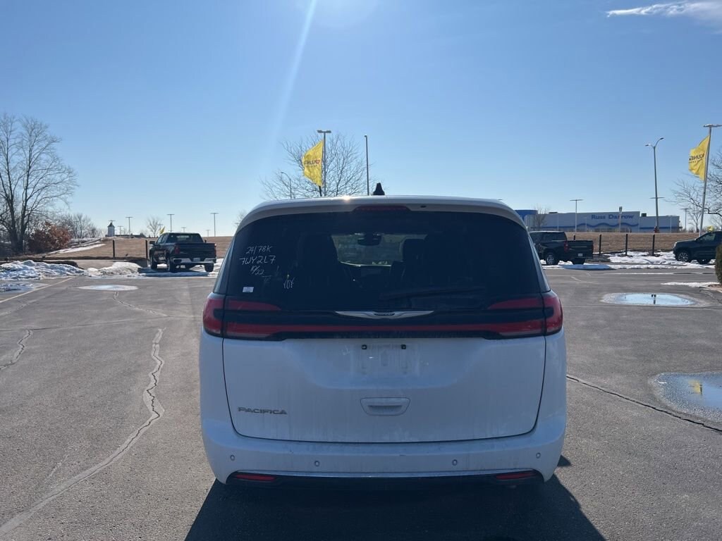 Used 2024 Chrysler Pacifica Touring L