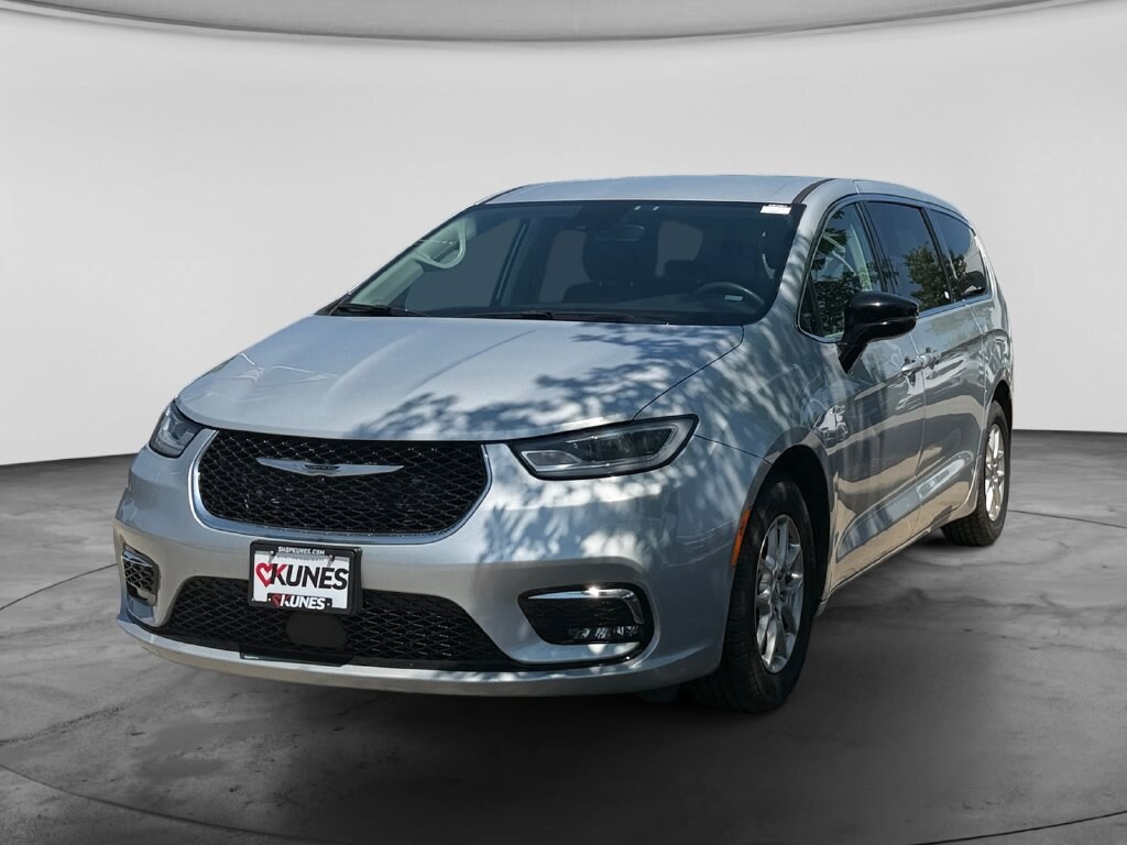 Used 2024 Chrysler Pacifica Touring L