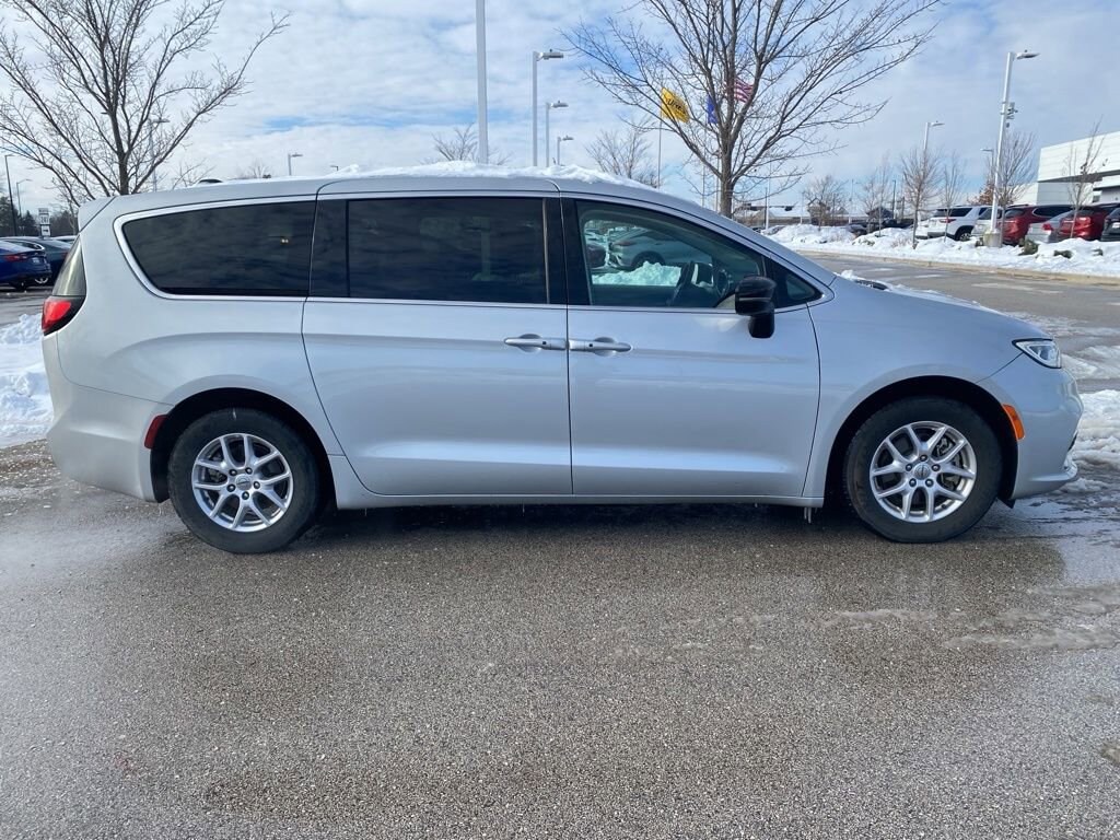 Used 2024 Chrysler Pacifica Touring L