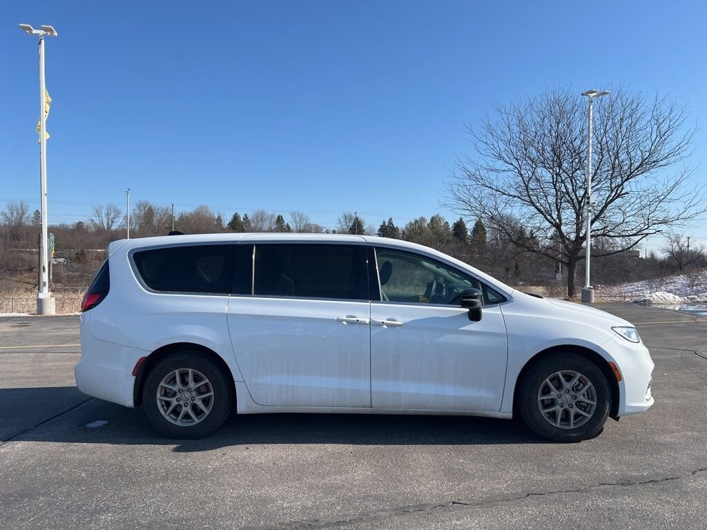 Used 2024 Chrysler Pacifica Touring L