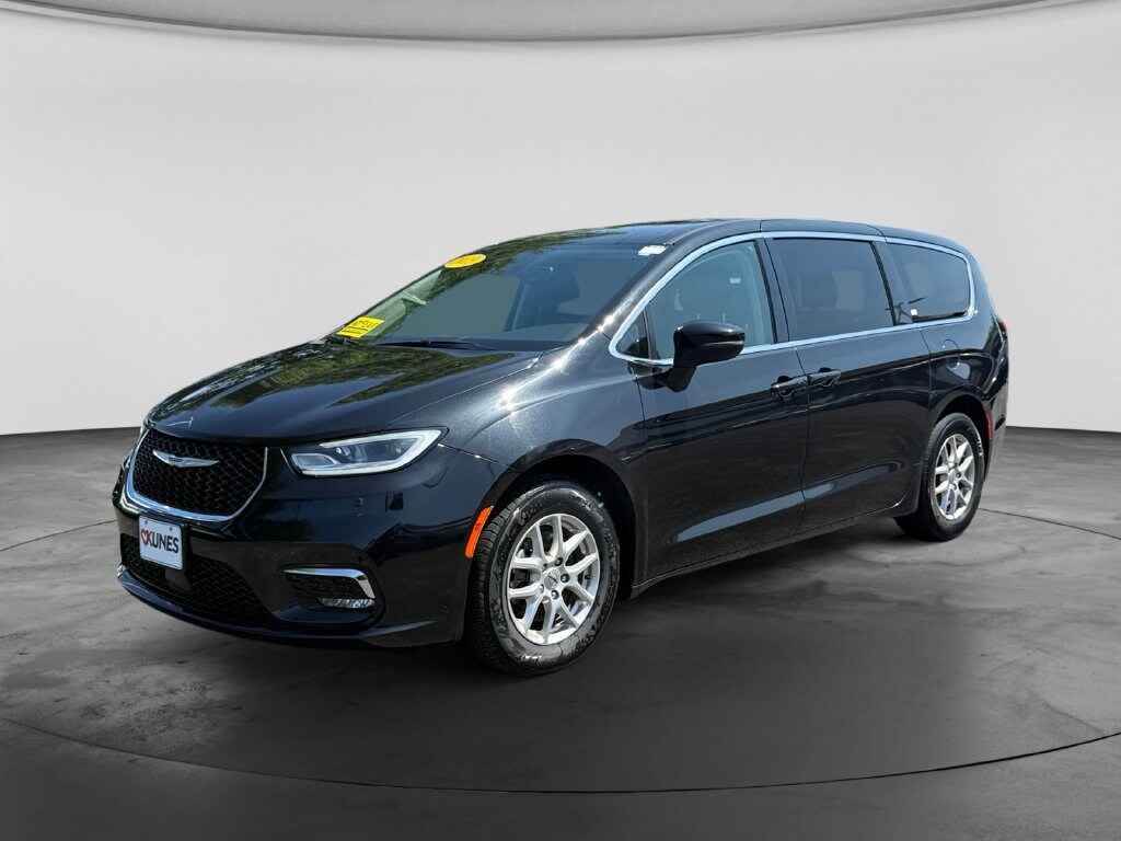 Used 2023 Chrysler Pacifica Touring L