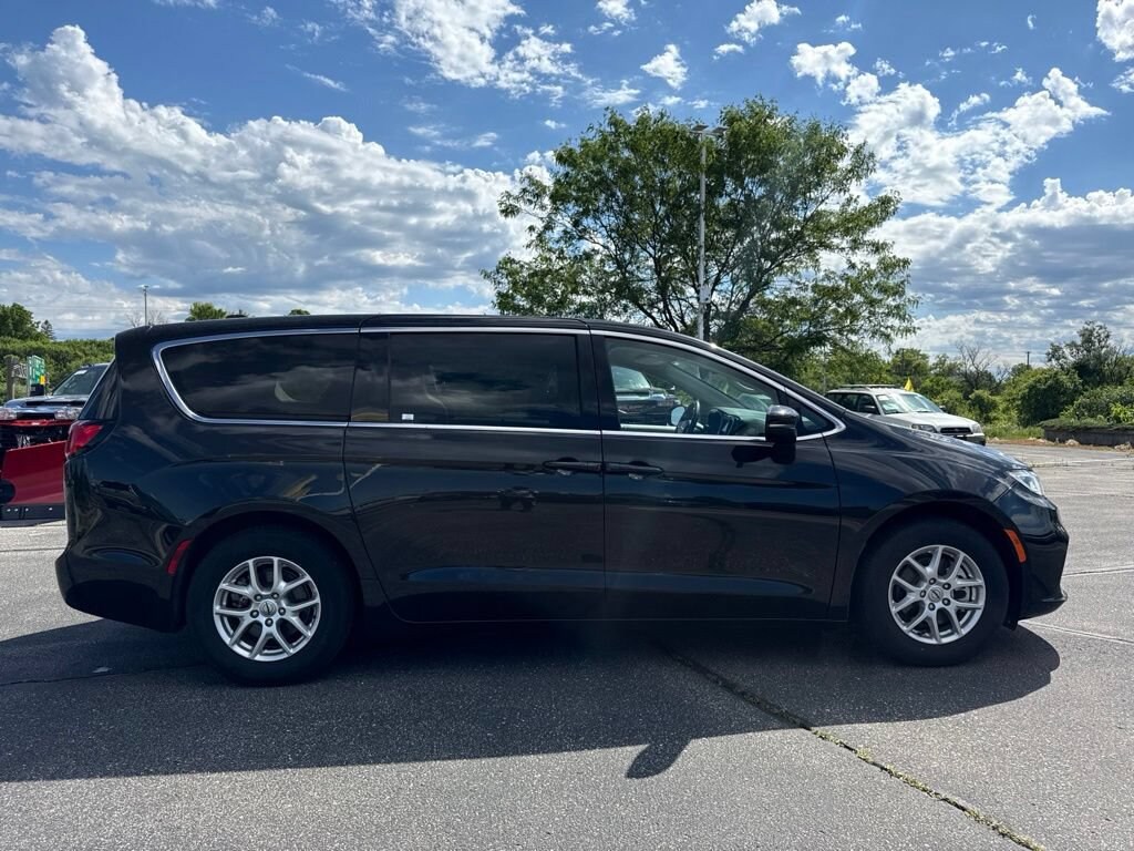 Used 2023 Chrysler Pacifica Touring L