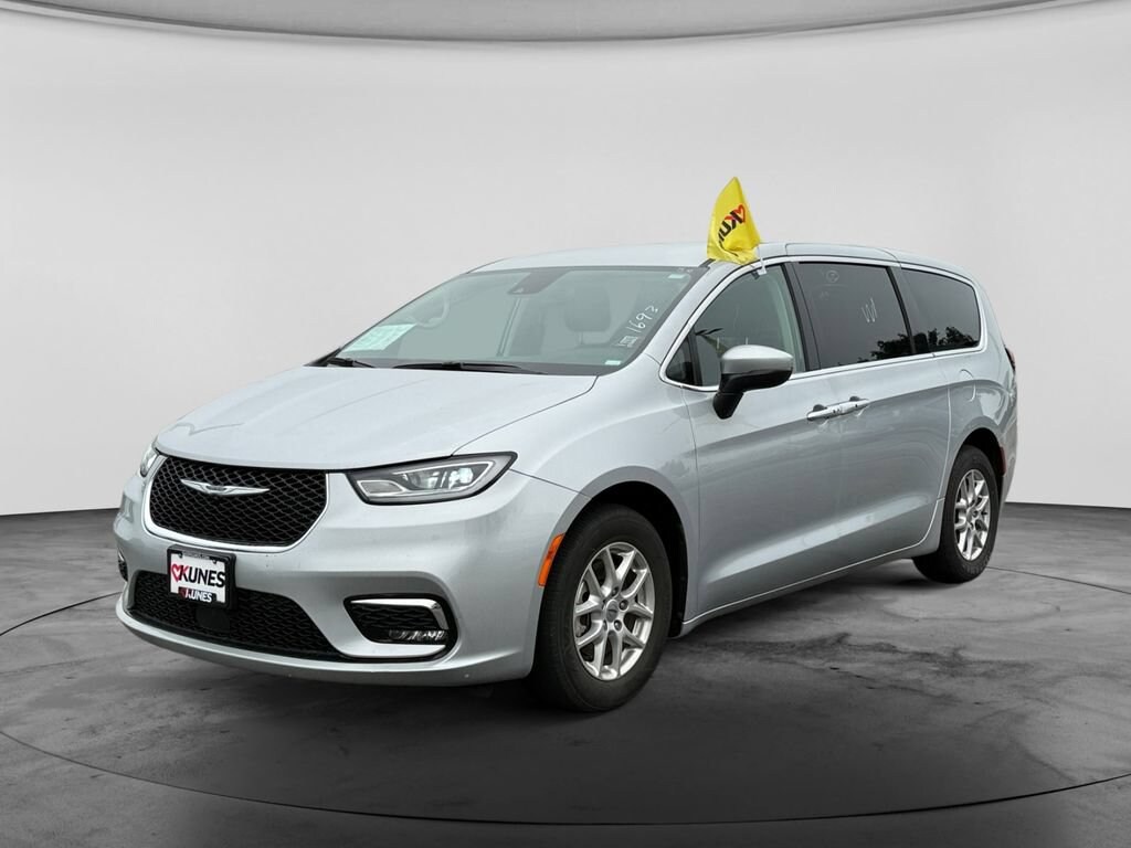 Used 2023 Chrysler Pacifica Touring L