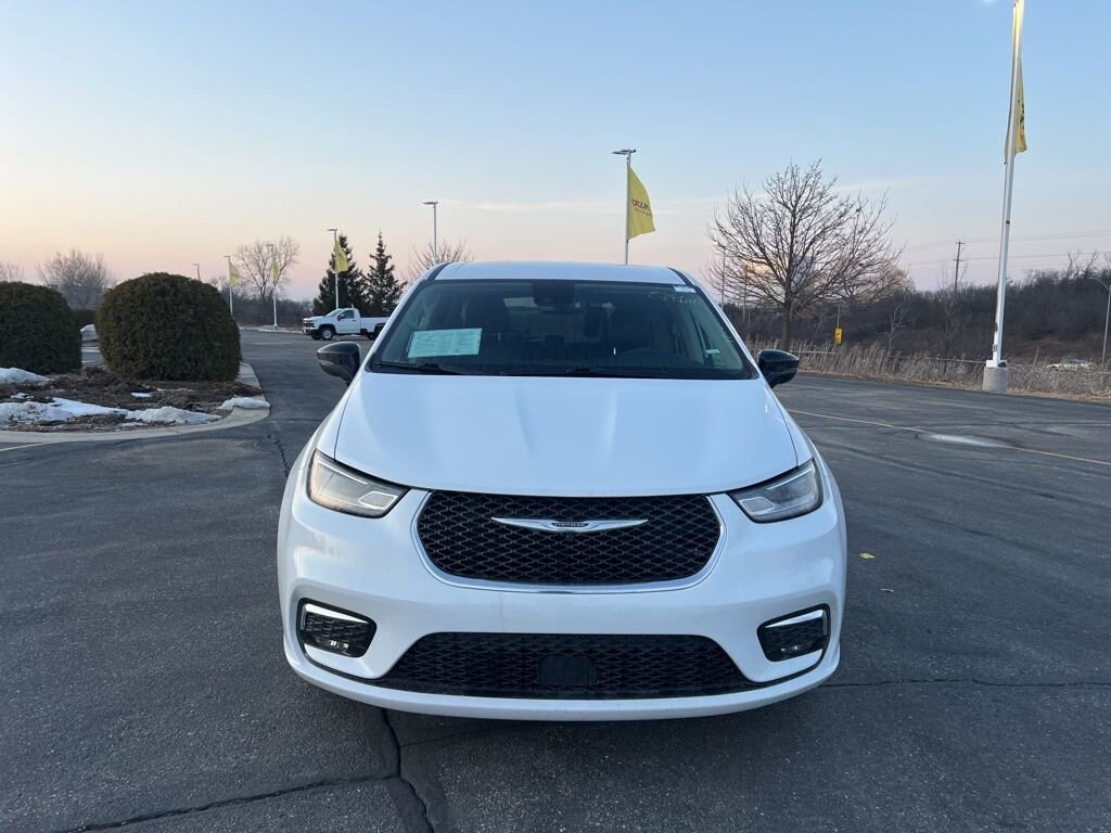 Used 2024 Chrysler Pacifica Touring L