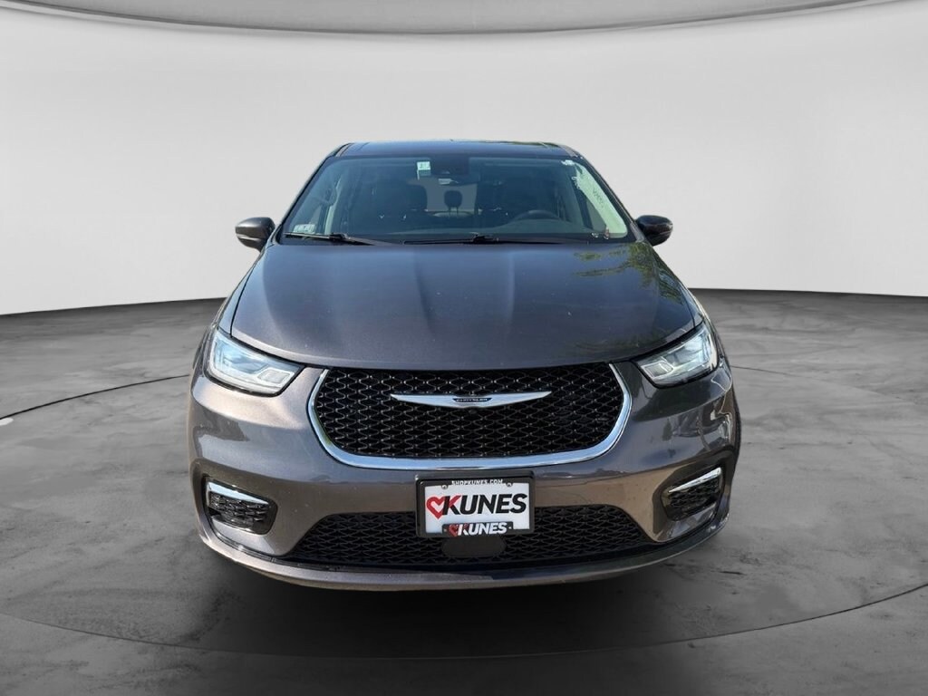 Used 2023 Chrysler Pacifica Touring L