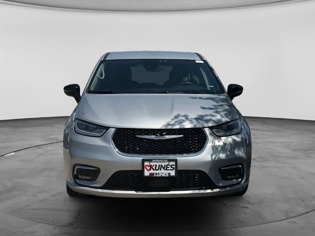 Used 2024 Chrysler Pacifica Touring L