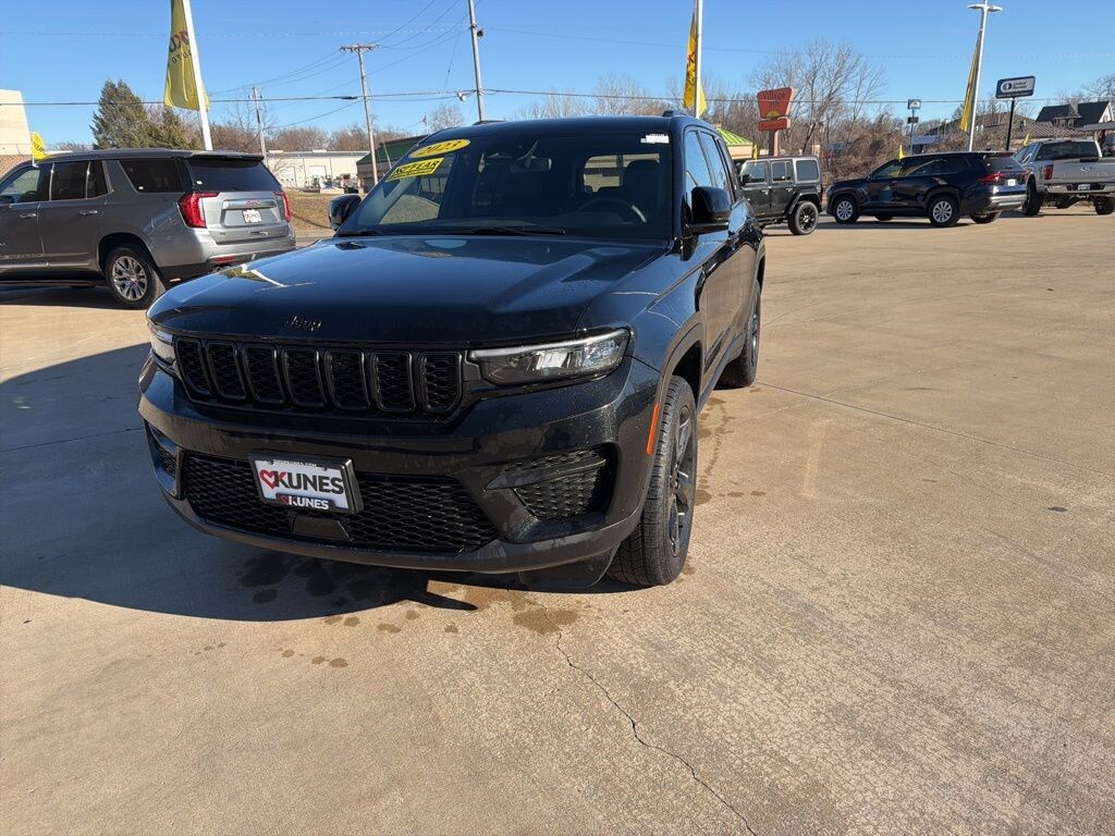 Used 2023 Jeep Grand Cherokee Laredo SUV