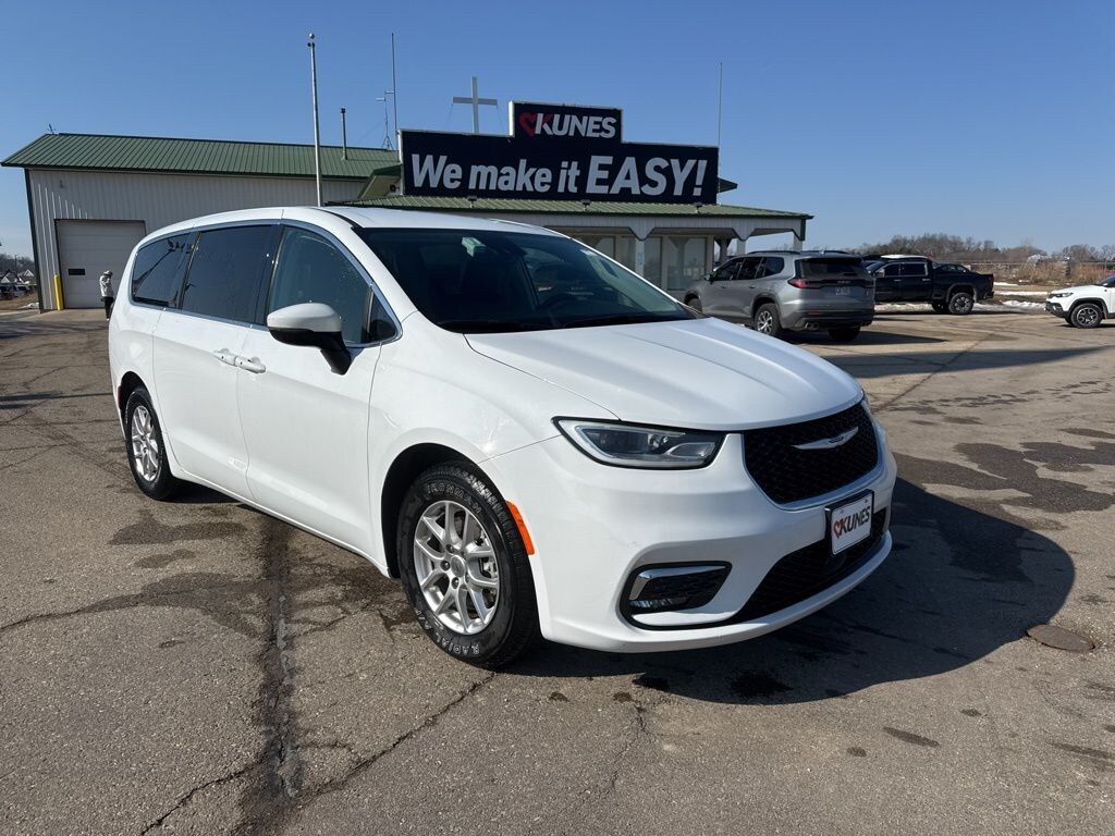 Used 2023 Chrysler Pacifica Touring L Van Passenger Van