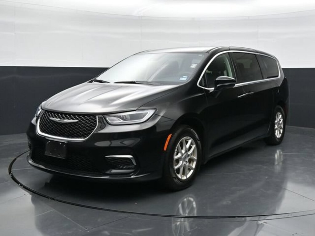Used 2024 Chrysler Pacifica Touring L