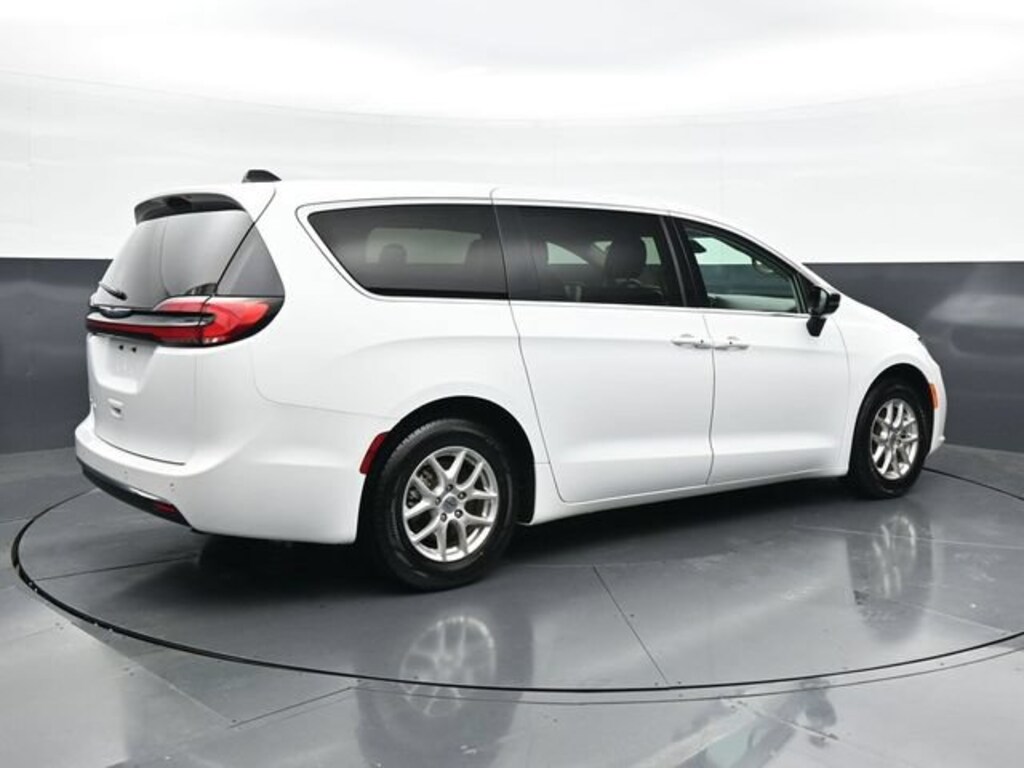 Used 2024 Chrysler Pacifica Touring L
