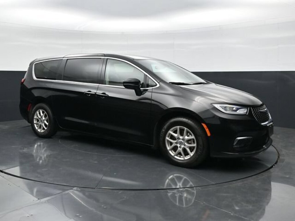 Used 2024 Chrysler Pacifica Touring L
