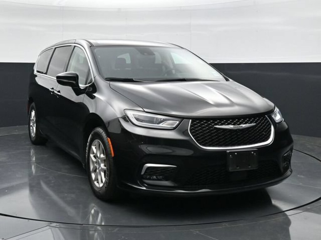 Used 2024 Chrysler Pacifica Touring L
