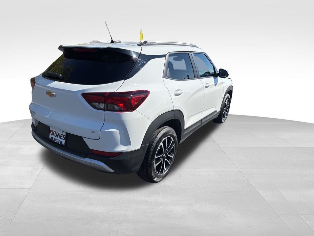 2025 Chevrolet Trailblazer LT photo 3