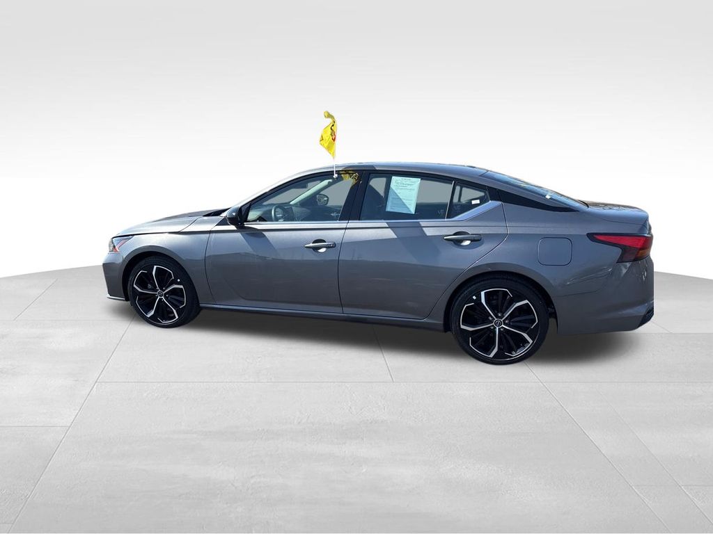 2025 Nissan Altima SR - Photo 9
