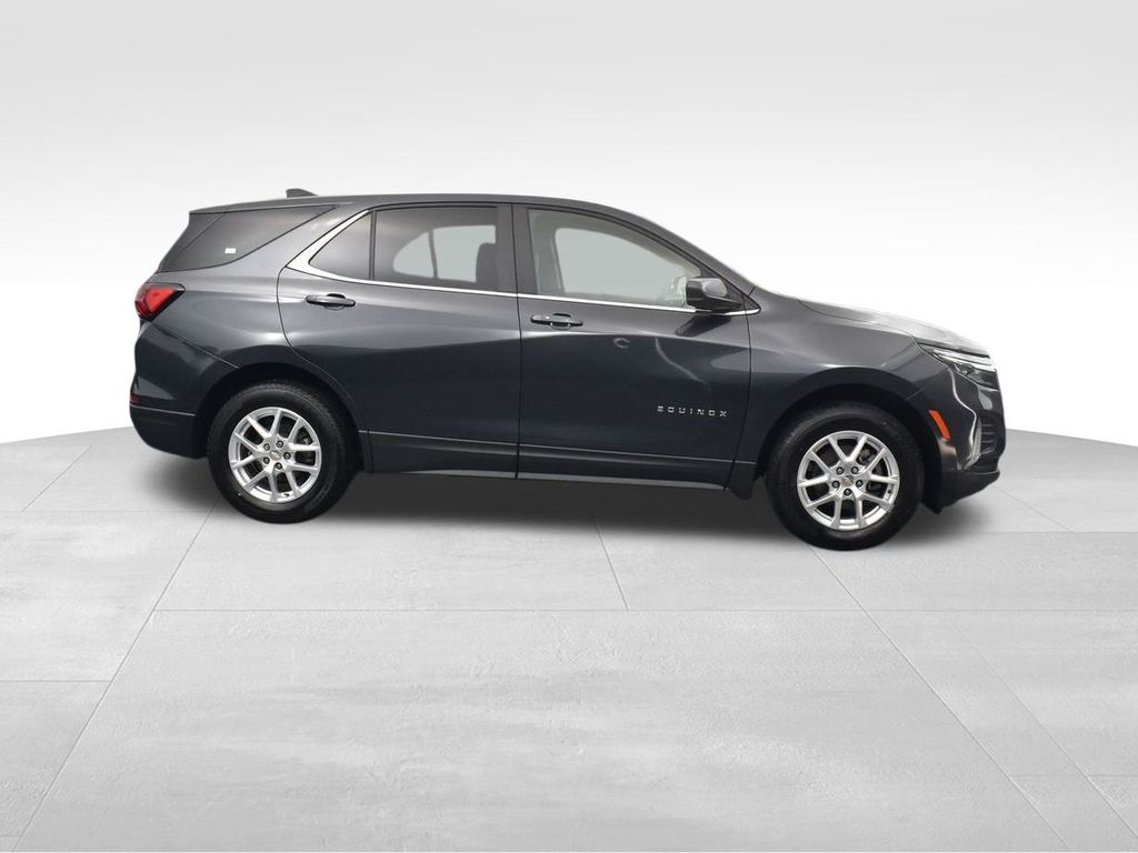 2022 Chevrolet Equinox LT photo 2